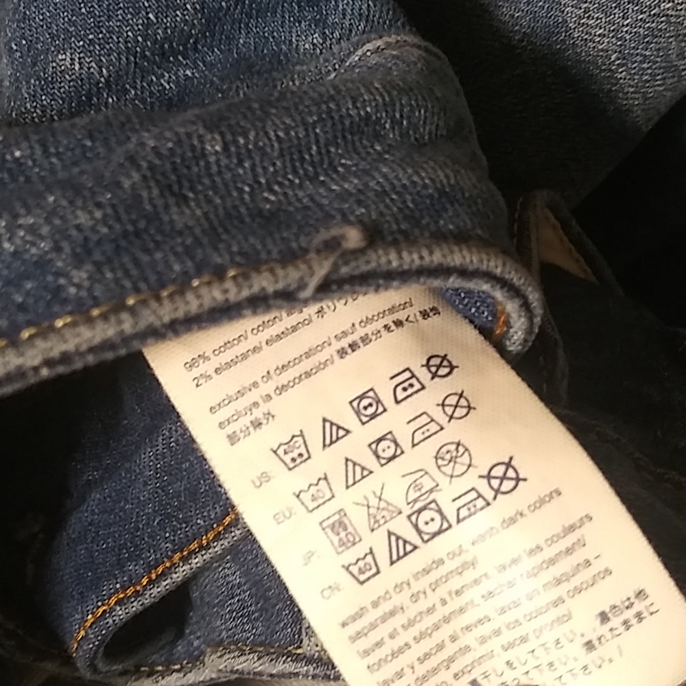 Tommy Hilfiger denim skirt. - Picture 12 of 12